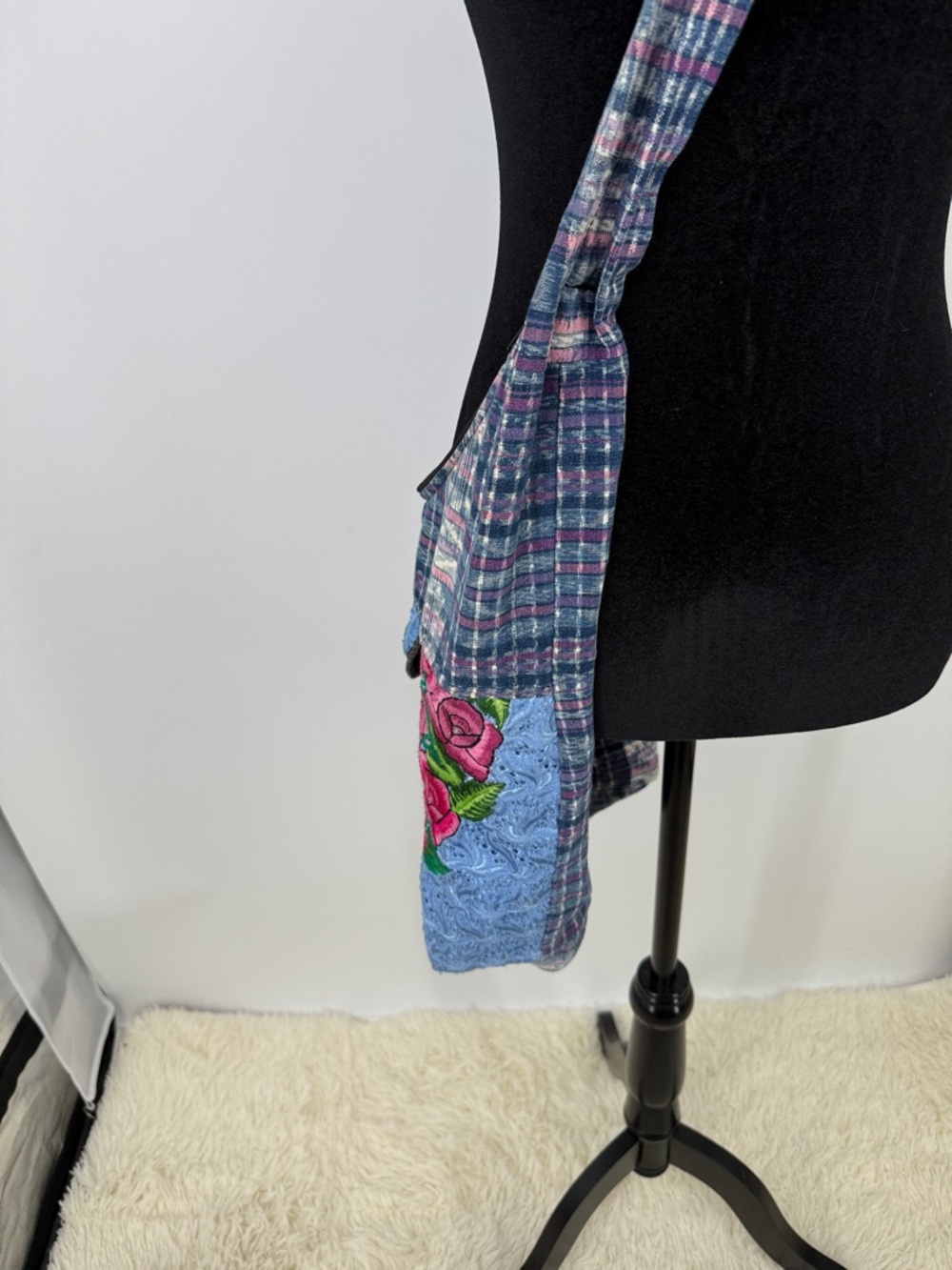 handmade hobo bag featuring Guatemalan embroidery floral design - Picture 5 of 11